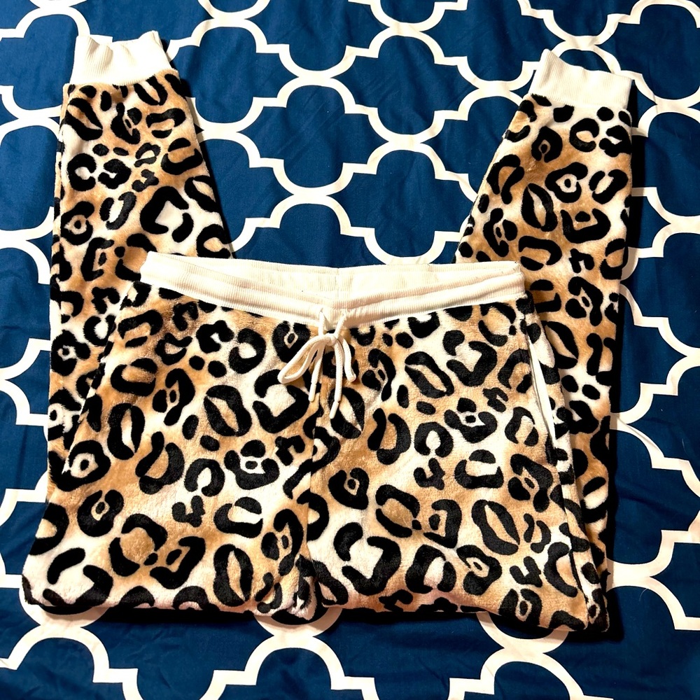 Fuzzy Leopard cozy lounge pants medium